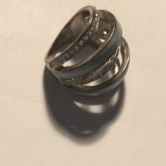 GUESS 5 band look ring
Silver /Crystal/Blue
Size 7
Chunky - Picture 6 of 7